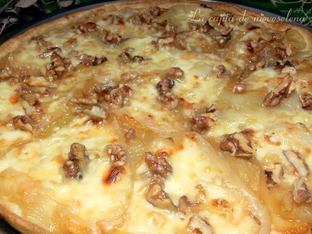 Tartaleta de cebolla caramelizada y queso de tetilla con nueces