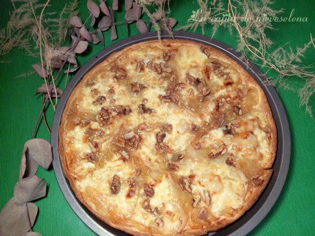 Tartaleta de cebolla caramelizada y queso de tetilla con nueces