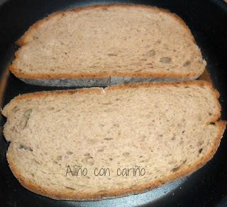 TOSTAS DE PAN DE CENTENO, MAYONESA, VENTRESCA Y PIQUILLOS
