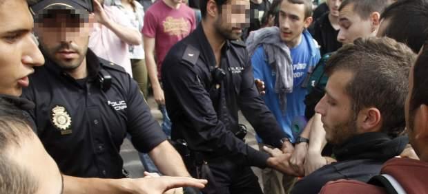 La Policía carga contra un grupo de personas que defendían a los inmigrantes en Madrid