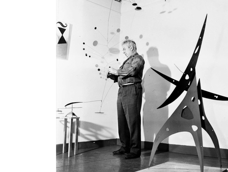 Calder con sus obras