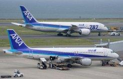 Dos aviones Dreamliner de la aerolínea ANA permanecen aparcados en el aeropuerto de Haneda de Tokio, el 30 de abril