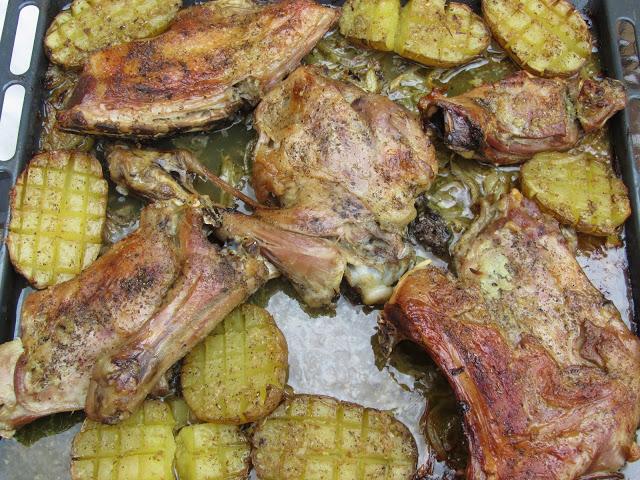 Cordero asado con patatas