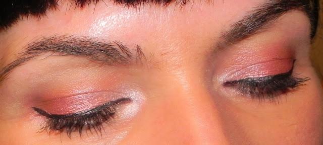 Rosa y rojizo suave en un look de aire oriental