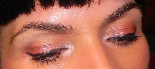 Rosa y rojizo suave en un look de aire oriental