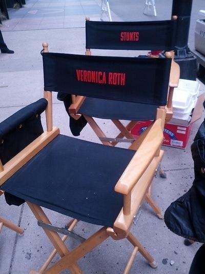 Veronica Roth comparte fotos de su día en sel set de la película