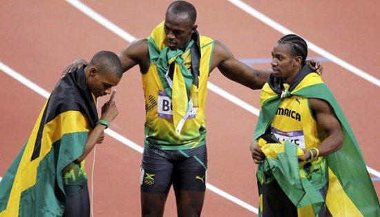 Weir, a la izquierda, después del triplete logrado por Jamaica, en los 200 metros, en la Olimpiada de Londres
