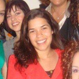 Actriz de Ugly Betty se gradúa de la universidad