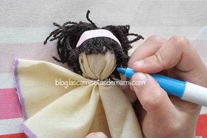 Una muñeca hecha con un chupa chups chupa chups