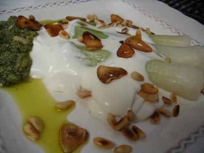 PUERROS CON CREMA FRESCA Y SALSA PESTO