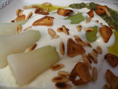 PUERROS CON CREMA FRESCA Y SALSA PESTO