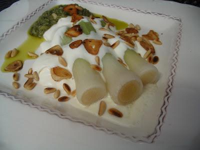 PUERROS CON CREMA FRESCA Y SALSA PESTO