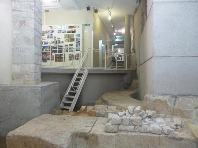 BARCELONA...YA SE PUEDE VISITAR LOS 17 METROS DE MURALLA DEL PATI LLIMONA, EN LA CALLE REGOMIR...20-05-2013...