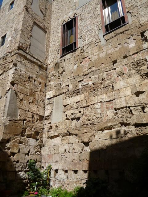 BARCELONA...YA SE PUEDE VISITAR LOS 17 METROS DE MURALLA DEL PATI LLIMONA, EN LA CALLE REGOMIR...20-05-2013...