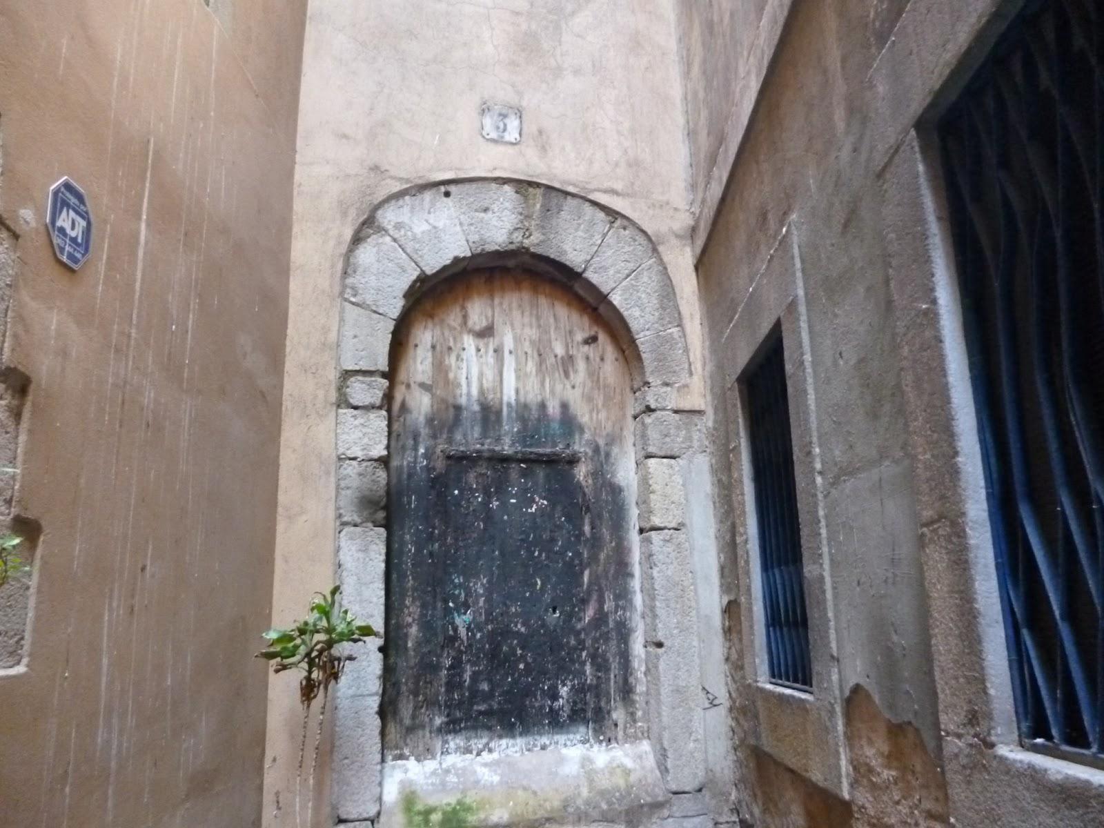 BARCELONA...YA SE PUEDE VISITAR LOS 17 METROS DE MURALLA DEL PATI LLIMONA, EN LA CALLE REGOMIR...20-05-2013...