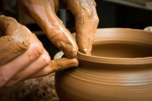 Transformando los pensamientos en acciones hands of a potter, creating an earthen jar on the circle