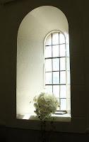 ventana con ramo de novia
