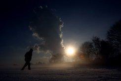 Unas nubes de humo salen de una central de carbón de la empresa RWE, el 11 de septiembre de 2012 en Grevenbroich (sur)
