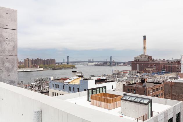 DUMBO. WATER STREET. BROOKLYN.