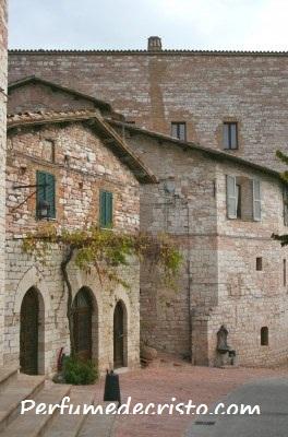 12914646-ancient-medieval-streets-and-architecture-of-assisi-italy