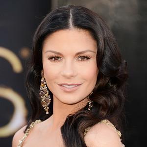 Catherine Zeta-Jones vuelve a casa luego de tratar su desorden bipolar