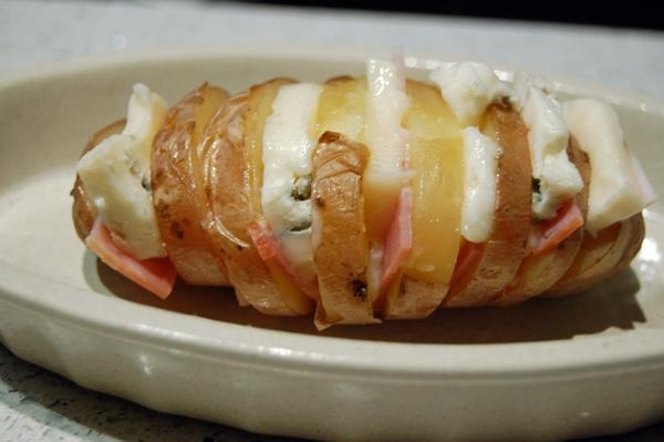 Patatas Hasselback rellenas de beicon y queso Gorgonzola