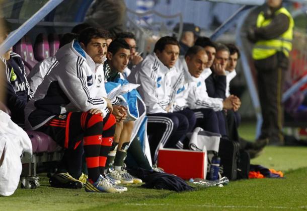 Iker Casillas sentado en el banquillo en el partido del Real Madrid en Málaga (Foto: Marca.com)