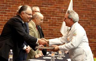 Médicos del IMSS reciben reconocimiento de la UNAM por su excelencia en la formación de especialistas