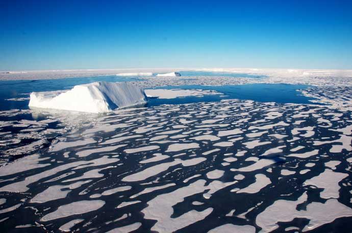 trozos de hielo marino en el Ártico