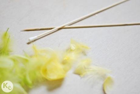 DIY #108. Removedores con plumas/Feathered cocktail stirrers a-kiss-of-colour-removedor-de-plumas
