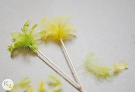 DIY #108. Removedores con plumas/Feathered cocktail stirrers a-kiss-of-colour-diy-removedores-de-plumas-03