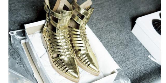 TRENDS;  SANDALIAS CANGREJERAS A TUS PIES.-