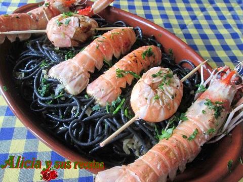 ESPAGUETIS NEGROS Y CIGALAS A LA PLANCHA