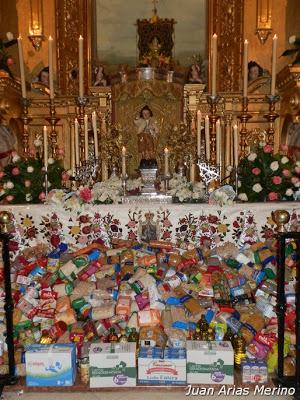 Masiva recogida de alimentos en el Besamanos de la Divina Pastora