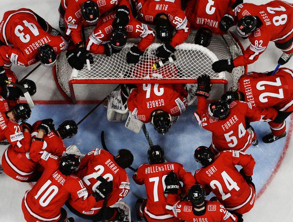 Los jugadores de Suiza rodean a su portero antes del inicio del partido contra Canadá en el campeonato del mundo de hockey sobre hielo celebrado en Helsinki. Vía @el_pais