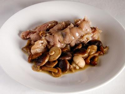 Pies de cerdo con setas