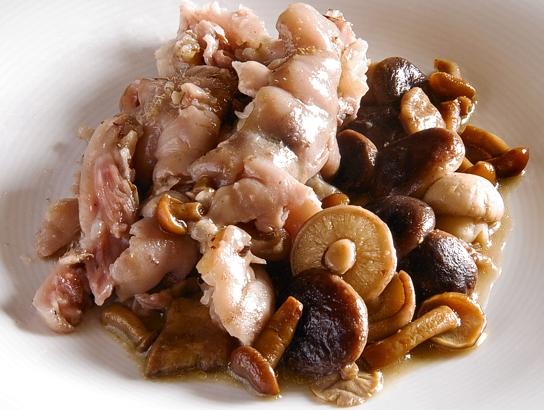 Pies de cerdo con setas