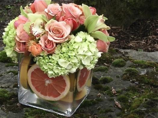 centro-de-mesa-de-baja-altura-combinando-flores-agua-y-frutas
