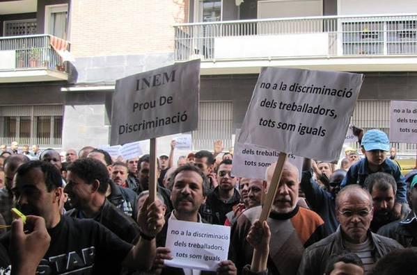 Concentración de protesta en el Inem de Mataró