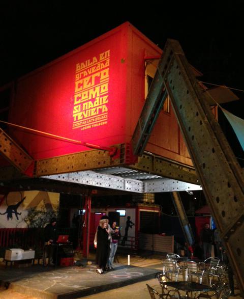 Exterior de La Carpa decorado por AV