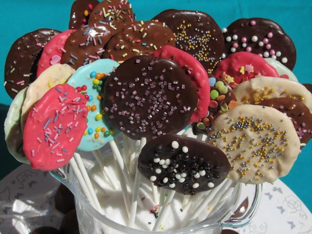 Piruletas o bombones de chocolate