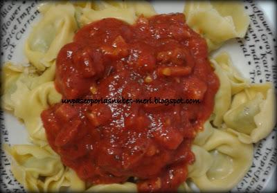 TORTELLINNI DE ESPINACAS CON SALSA DE CHORIZO Y JAMÓN