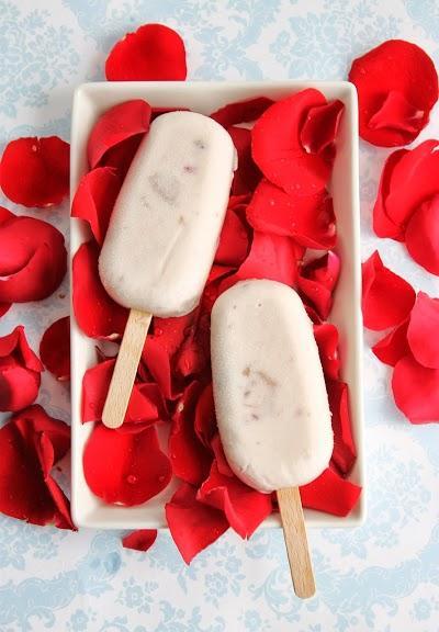 Polos de pétalos de rosas y agua de azahar