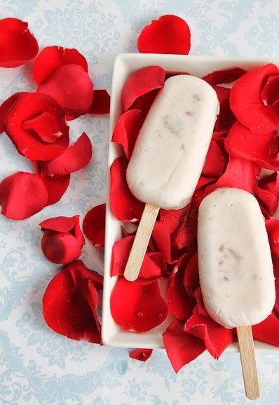 Polos de pétalos de rosas y agua de azahar