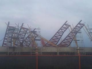 MALAS CONDICIONES DE TIEMPO HICIERON CAER VIGAS DE LA CONSTRUCCIÓN DE POLIDEPORTIVO