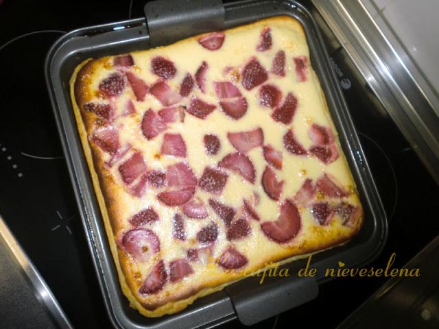 Tarta de queso, leche condensada y fresas