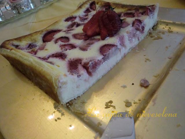 Tarta de queso, leche condensada y fresas