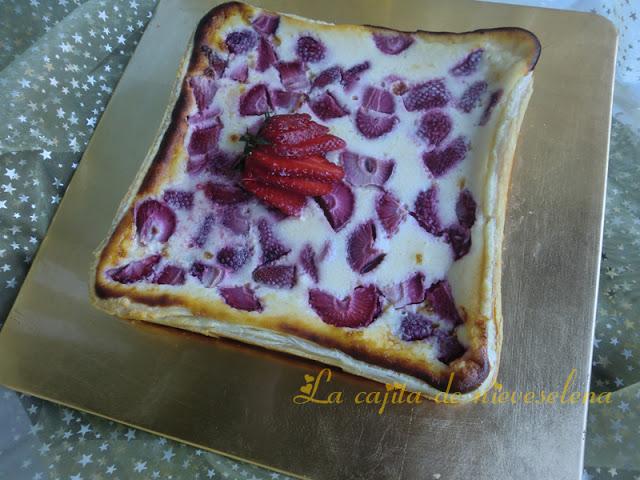 Tarta de queso, leche condensada y fresas