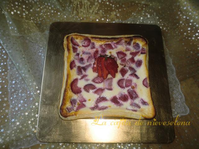 Tarta de queso, leche condensada y fresas