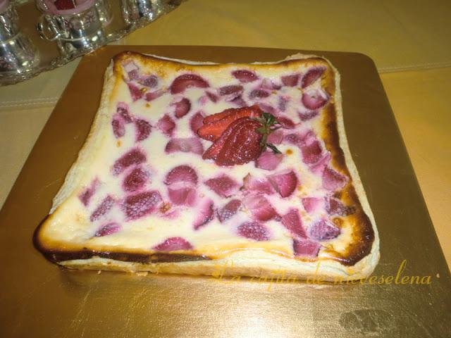 Tarta de queso, leche condensada y fresas